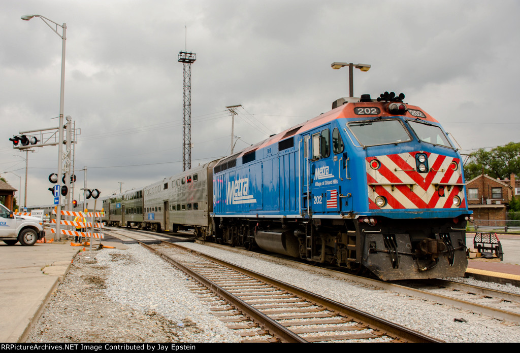 METX 202 pushes a train inbound